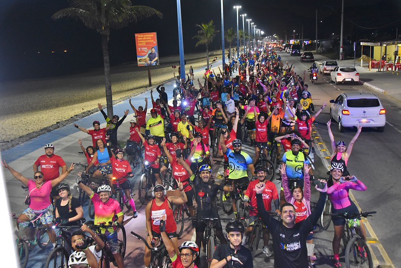 Ciclistas pedalando à noite em Itaipuaçu, Maricá, durante o Bike Night, promovido pela Prefeitura.