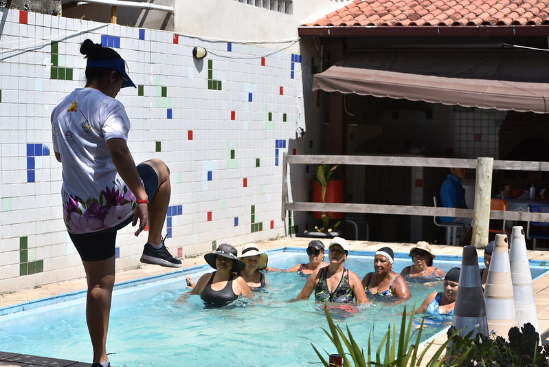 Idosos participando de aula de ginástica na Casa da Terceira Idade de Santa Paula, em Maricá.