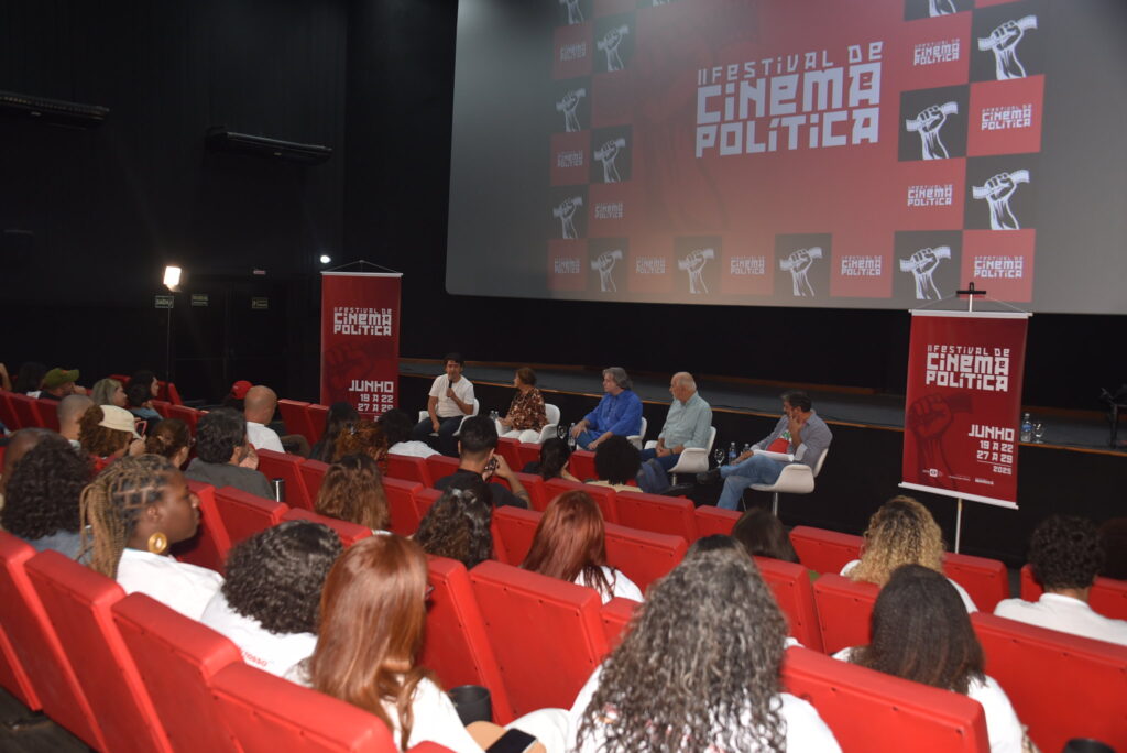 Cena de filme ou evento do Festival de Cinema e Política de Maricá, homenageando Glauber Rocha.