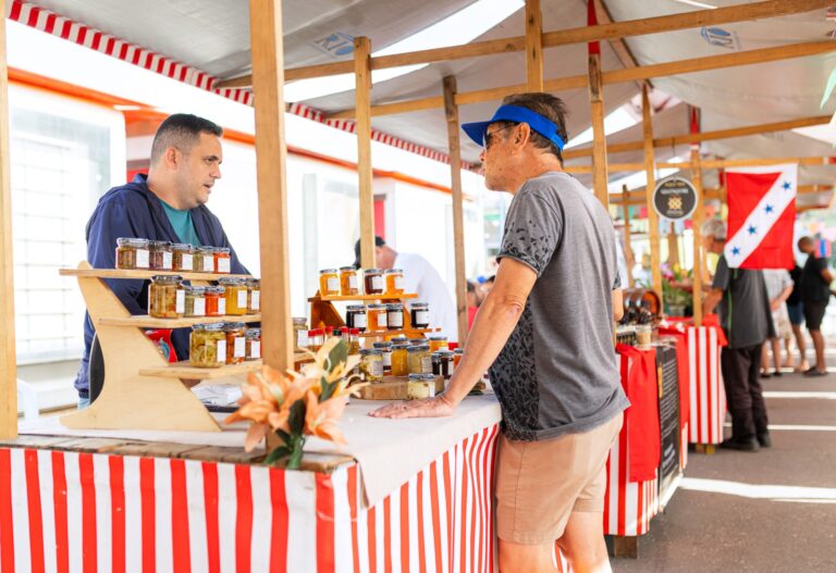 Produtores rurais em Maricá vendem frutas e verduras frescas na Feira da Agricultura Familiar em Itaipuaçu.