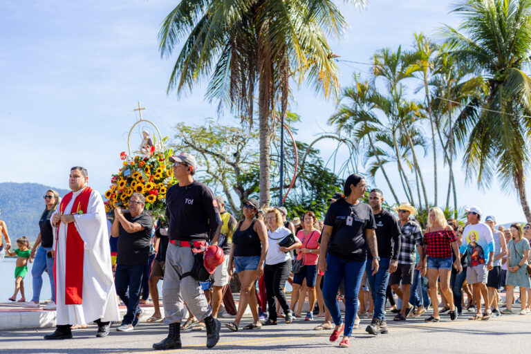 Pescadores em Maricá participam de procissão de barcos durante a tradicional Festa de São Pedro.