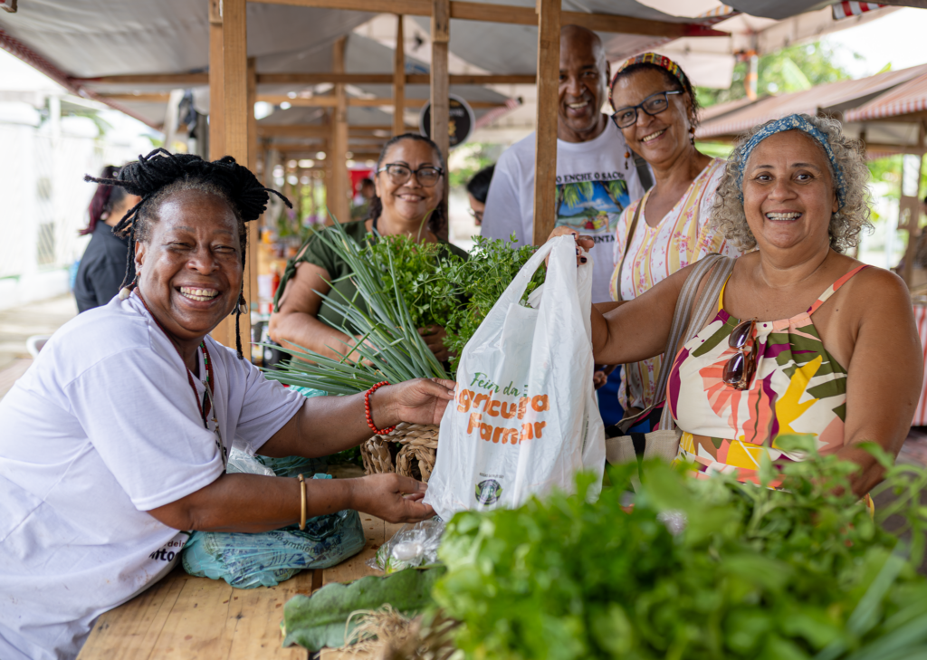 Vista aérea da Praça Agroecológica Emilton Santos, em Araçatiba, Maricá, durante a Feira da Agricultura Familiar.