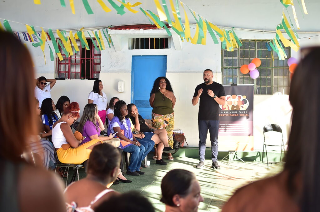 Marcelle Freitas, diretora da Famnit, em Mesa de Diálogo com mulheres na Vila Ipiranga, Niterói.