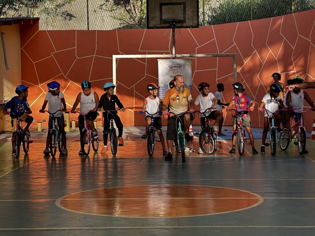 Crianças participam de aula de ciclismo do projeto Bora de Bike em Niterói.
