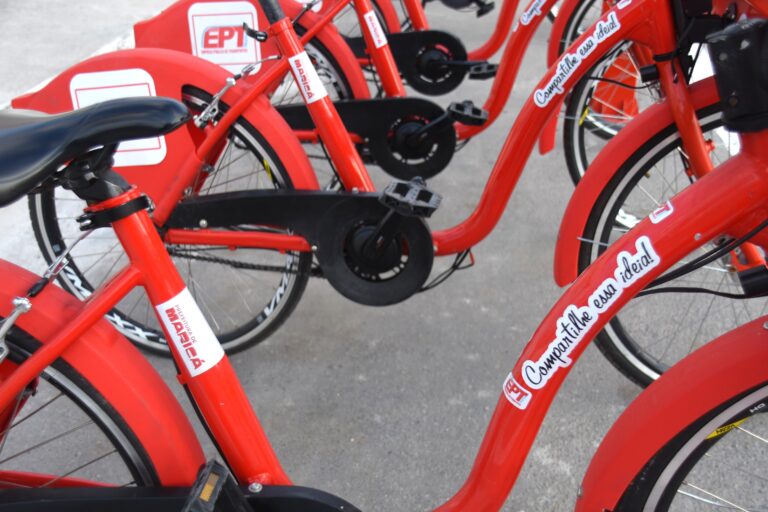 Entregador utilizando bicicleta Vermelhinha em Maricá, agora com tempo de uso ampliado para quatro horas.