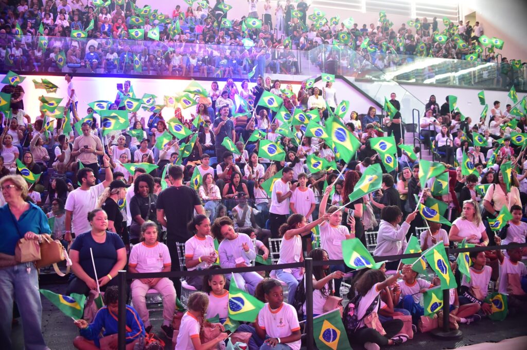 Vista interna da Arena Niterói durante apresentação da Seleção Brasileira de Ginástica Rítmica na inauguração