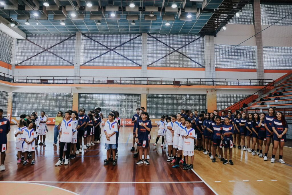 Estudantes desfilam em quadra durante cerimônia de abertura dos Jogos Abertos da Rede em Niterói