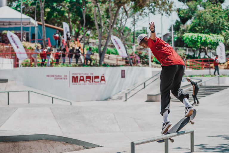Atletas de skate competem em pista no Skatepark Chorão, em Maricá, durante evento estadual.