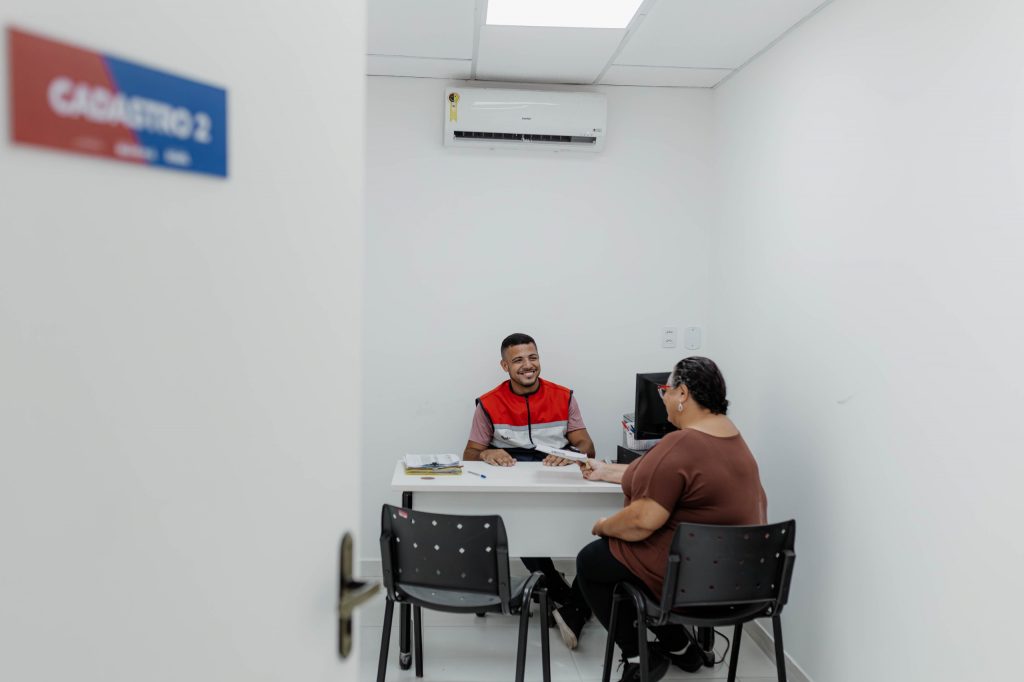 Pessoas sendo atendidas em um CRAS de Maricá para solicitação de benefícios sociais