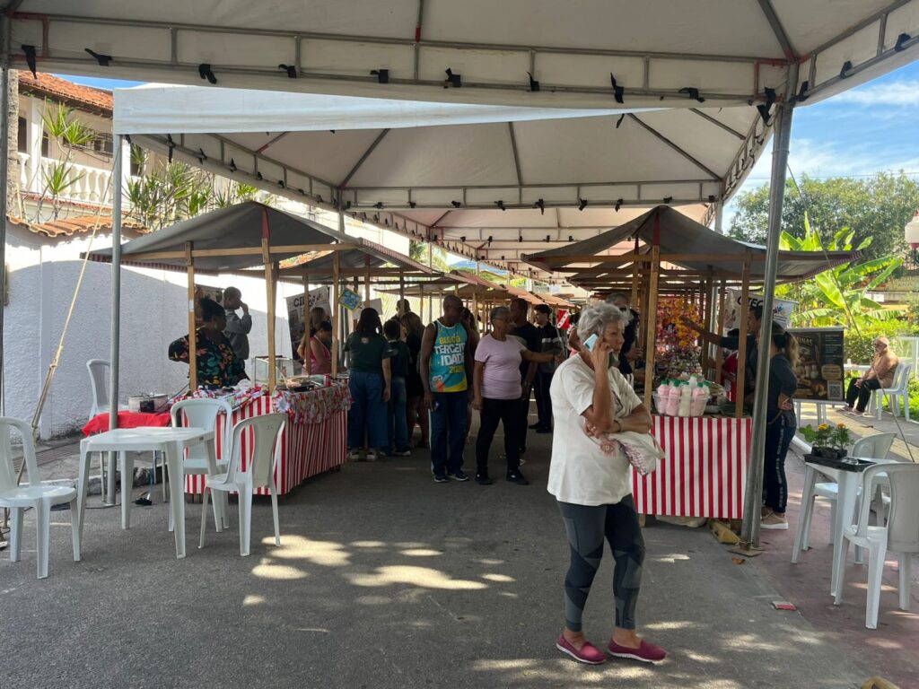 Moradores de Maricá compram produtos frescos e artesanato na Feira de Agricultura Familiar em Araçatiba.