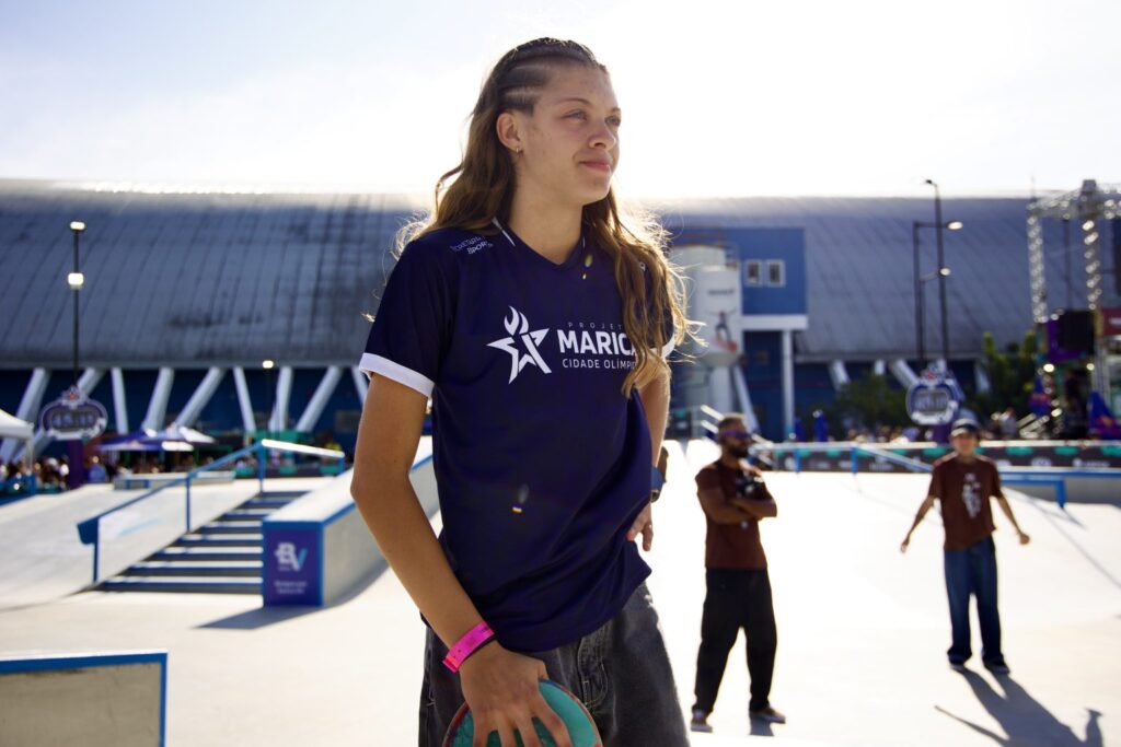 Skatista Duda Ribeiro em ação na pista de skate, representando o programa Maricá Cidade Olímpica.