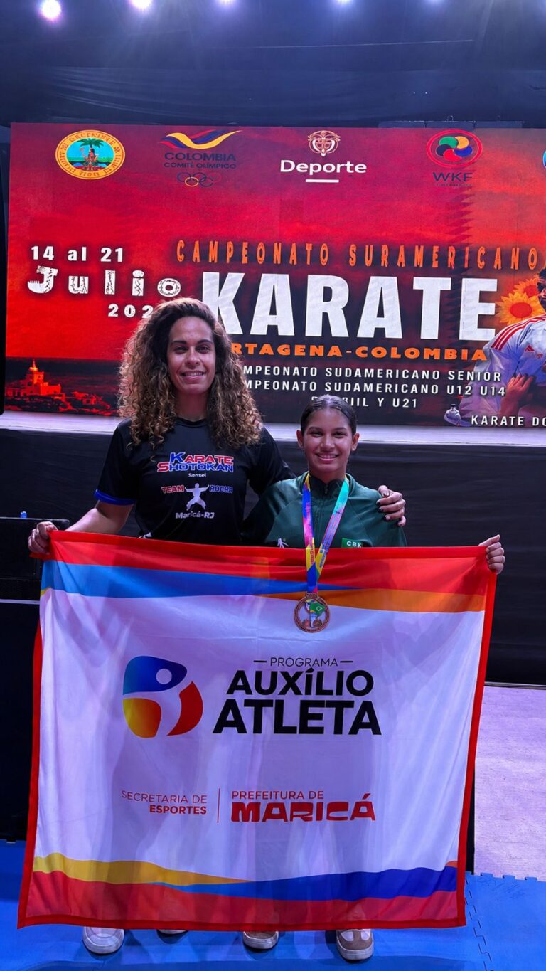 Atletas Andressa Pereira e Melissa Lima, de Maricá, exibem medalhas no Campeonato Sul-Americano de Karatê na Colômbia.