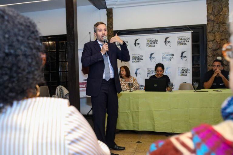 Jovens e autoridades participam de seminário sobre direitos da juventude em Maricá.