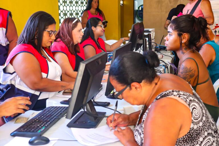 População em mutirão de serviços da Prefeitura de Maricá em Ponta Negra, com atendimento e informações.
