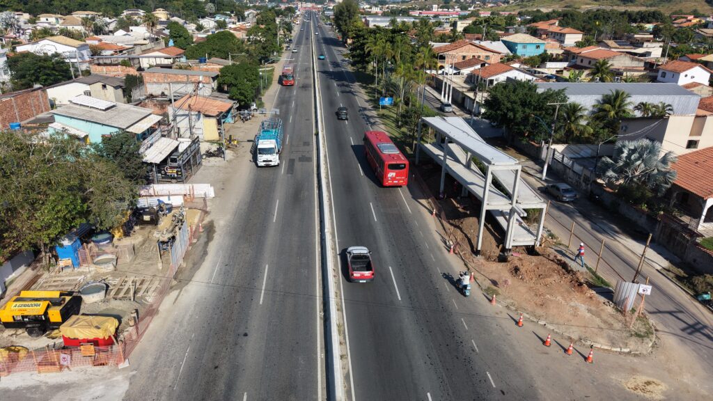 Operários trabalham na montagem da estrutura de concreto da nova passarela em Maricá, na RJ-106.