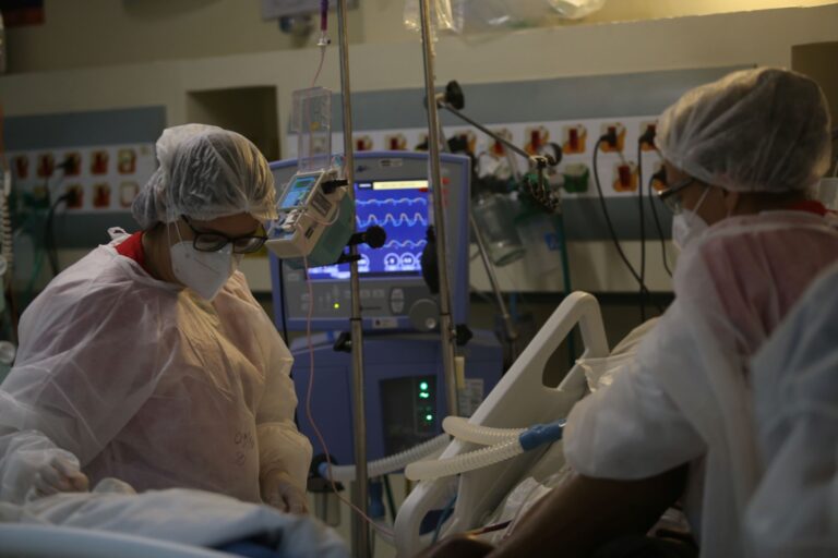 Interior de sala cirúrgica ou corredor de hospital moderno com equipe médica em Niterói.