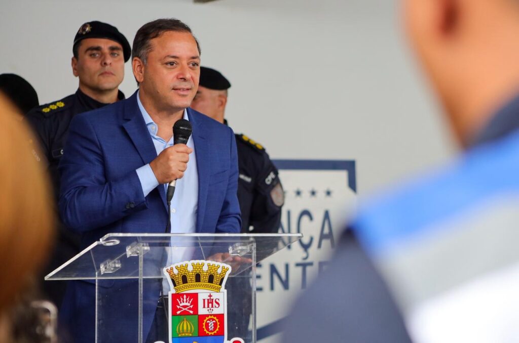 Prefeito Rodrigo Neves e autoridades na inauguração da nova base do Segurança Presente em Niterói e assinatura de decreto.