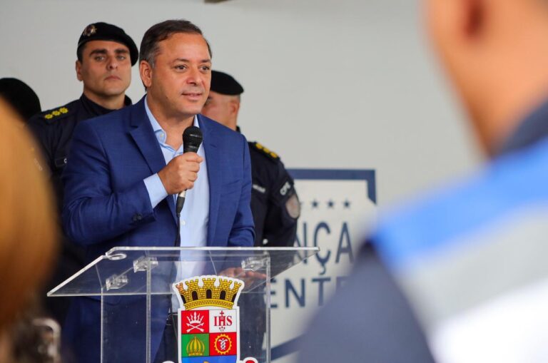 Prefeito Rodrigo Neves e autoridades na inauguração da nova base do Segurança Presente em Niterói e assinatura de decreto.