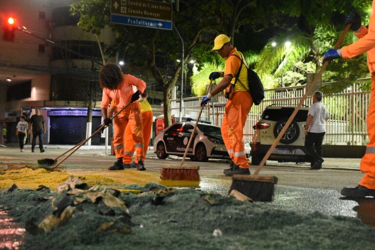 Equipes da Clin recolhem tapetes de sal e resíduos da Av. Amaral Peixoto em Niterói após Corpus Christi.