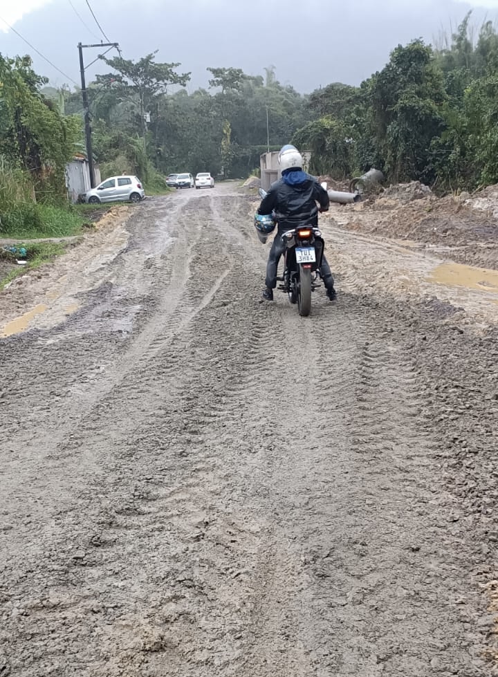 Equipes da Somar trabalhando em rua de Maricá após chuvas em obras de infraestrutura.