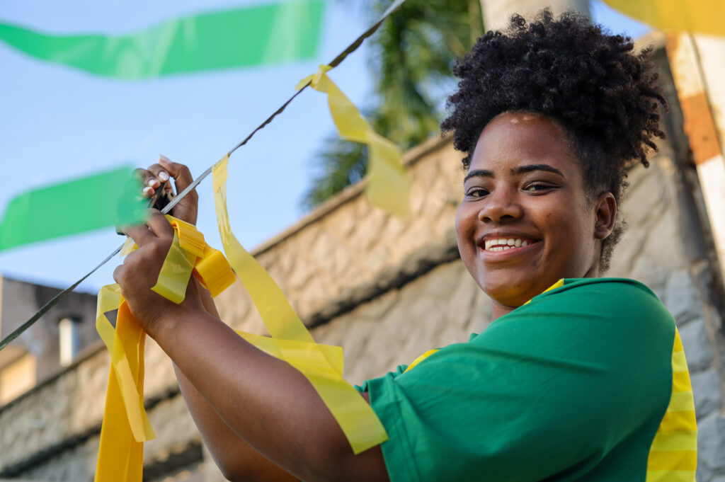 Telões em Niterói para jogos da Seleção Brasileira na Copa do Mundo 2026. Moradores se reúnem para torcer.