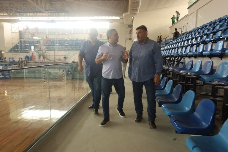 Prefeito Rodrigo Neves vistoria obras da Arena Niterói, novo espaço multiuso para eventos esportivos e culturais.