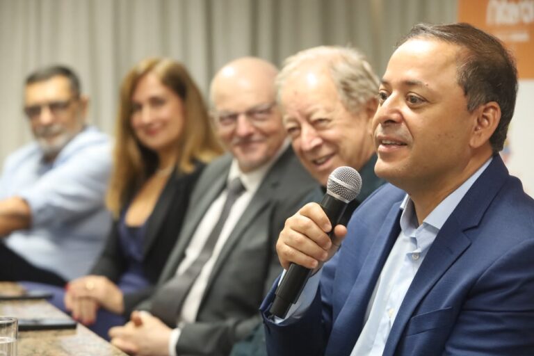 Niterói Empreendedora entrega cheques simbólicos a empresários beneficiados pelo fundo de R$ 200 milhões.