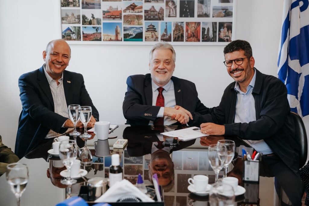 Secretário Bira Marques e Reitor Antonio Cláudio Lucas da Nóbrega assinam convênio em Niterói.