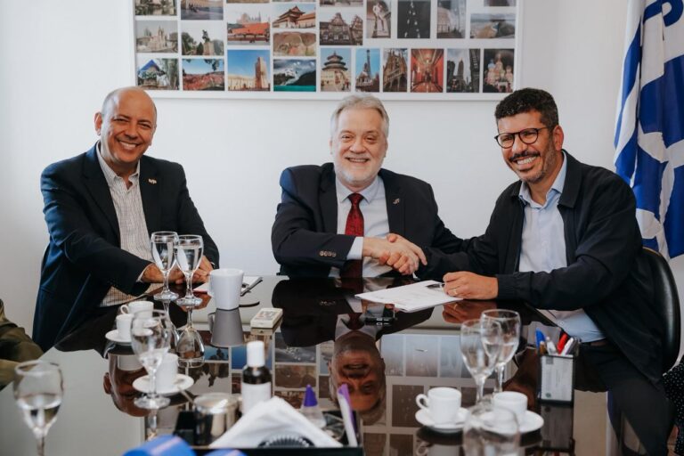 Secretário Bira Marques e Reitor Antonio Cláudio Lucas da Nóbrega assinam convênio em Niterói.