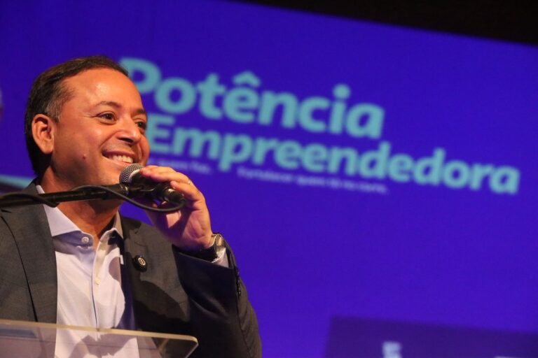 Autoridades e empreendedores no lançamento do projeto Potência Empreendedora em Niterói