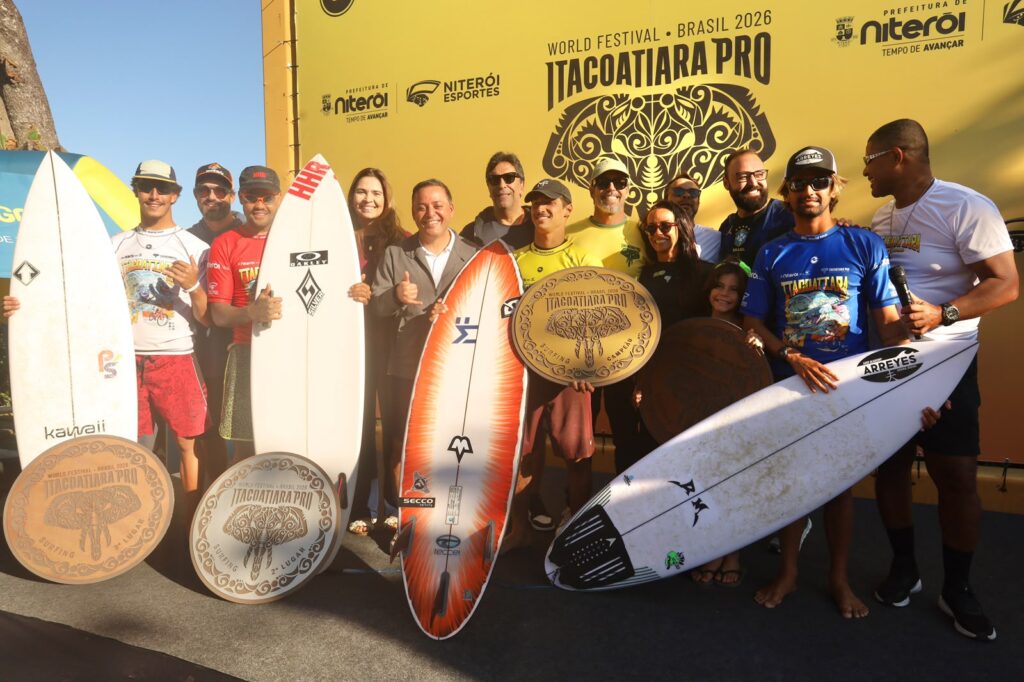 Prefeito Rodrigo Neves e vice-prefeita Isabel Swan em premiação do Itacoatiara Pro 2026 em Niterói.