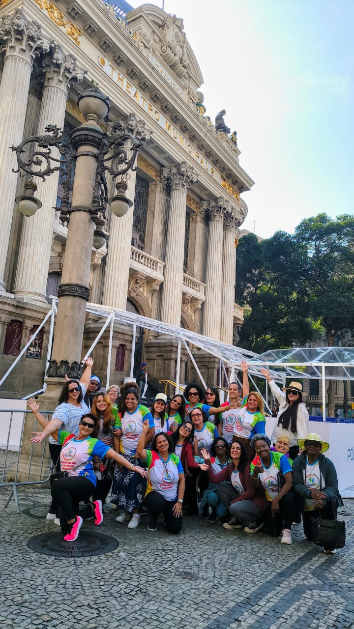 Grupo de participantes do Programa Viver Bem de Maricá em passeio cultural e turístico pela cidade do Rio de Janeiro.
