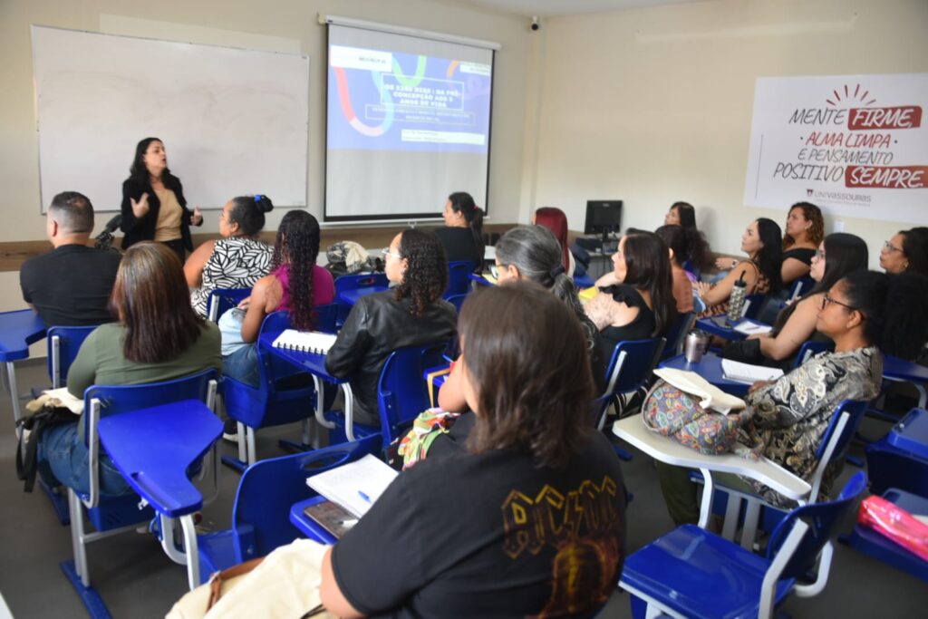 Profissionais e estudantes participam de aula presencial sobre primeira infância em Maricá.