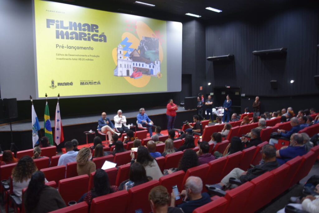 Pessoas em reunião sobre o programa Filmar Maricá, que investirá R$ 20 milhões no audiovisual local.