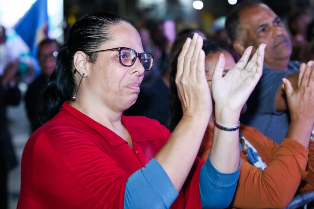 Multidão assiste ao show de Kleber Lucas durante o evento Maricá Pela Paz na Praça Orlando de Barros Pimentel.