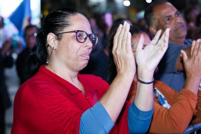 Multidão assiste ao show de Kleber Lucas durante o evento Maricá Pela Paz na Praça Orlando de Barros Pimentel.