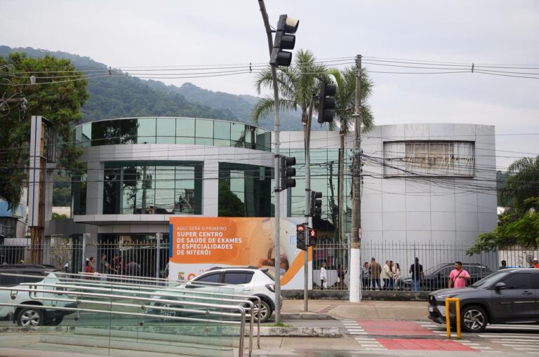Prefeito Rodrigo Neves vistoria obras do Super Centro de Exames, Imagens e Especialidades em Niterói.