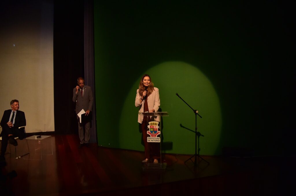 Vice-prefeita Isabel Swan e secretário Luiz Carlos Gallo em seminário sobre Lei de Incentivo ao Esporte em Niterói.
