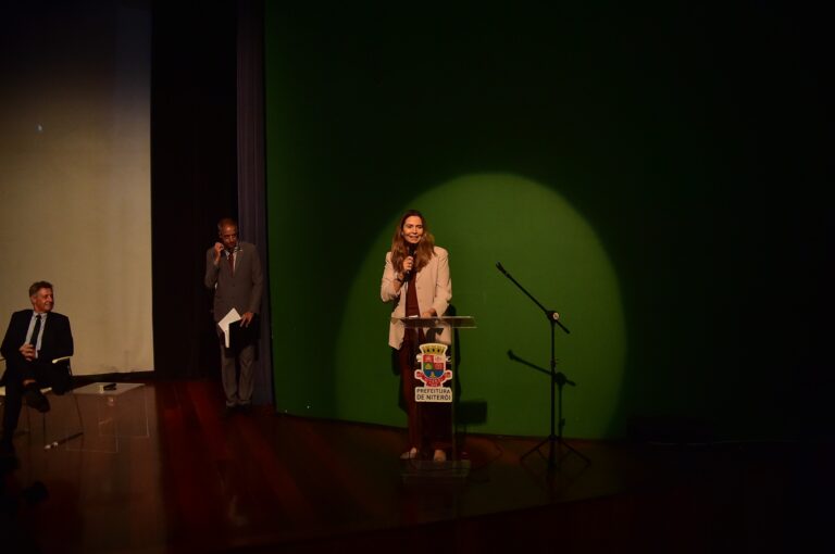 Vice-prefeita Isabel Swan e secretário Luiz Carlos Gallo em seminário sobre Lei de Incentivo ao Esporte em Niterói.