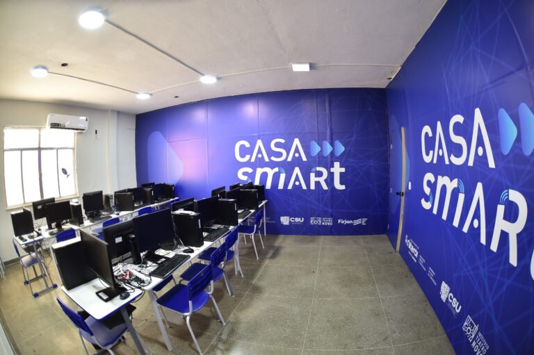 Fachada da nova Casa Smart na Ilha da Conceição, em Niterói, com pessoas em frente ao prédio.