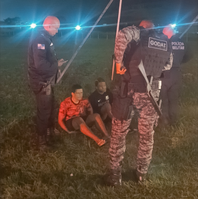 Guardas municipais de Maricá em ação, com viaturas, durante patrulhamento que resultou em prisões.