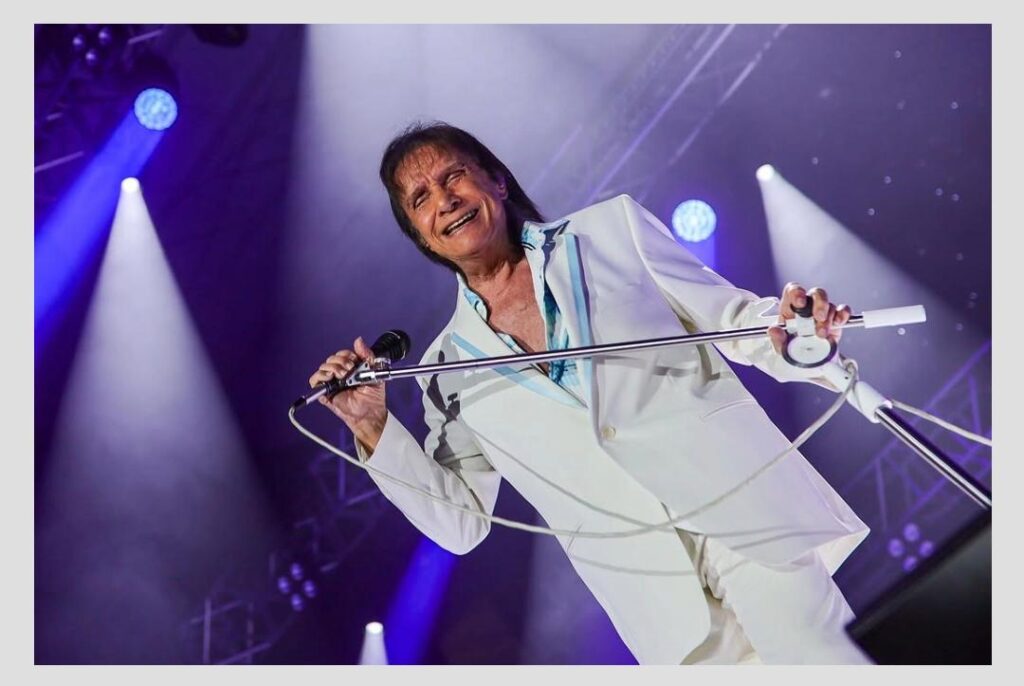 Roberto Carlos canta para público lotado na inauguração da Arena Niterói, Niterói, RJ