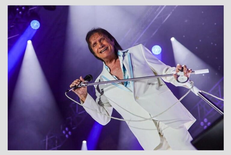 Roberto Carlos canta para público lotado na inauguração da Arena Niterói, Niterói, RJ