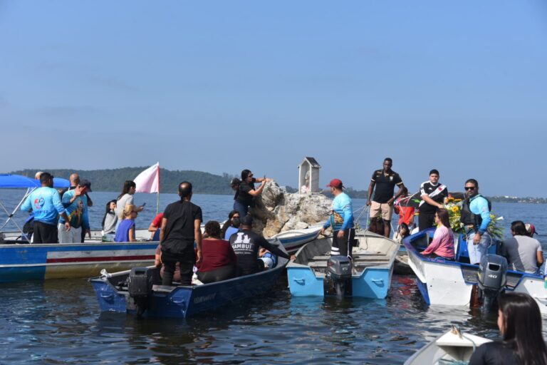 Barcos decorados navegam em procissão durante a Festa de São Pedro em Maricá, homenageando o padroeiro dos pescadores.