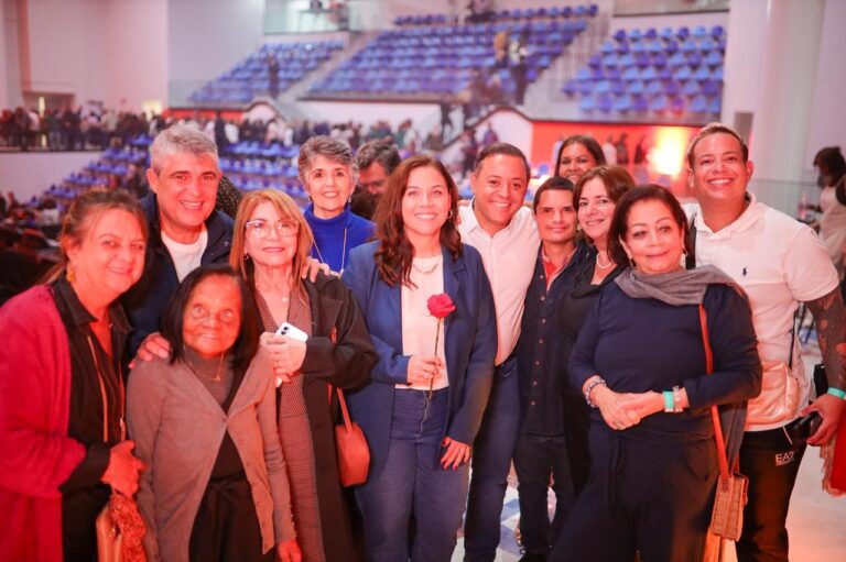 Público lota a Arena Niterói para o show de inauguração com Roberto Carlos, muitos com celulares acesos.