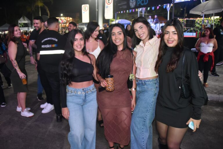 Pessoas assistem shows em palco iluminado na Festa de São Pedro em Araçatiba, Maricá.
