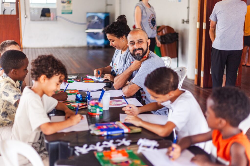 Pessoas autistas e famílias em evento de inclusão cultural em Niterói com Libras
