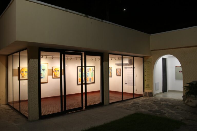 Exposição Identidades em Niterói, com obras geométricas de Sandro Silveira no Centro Cultural Cauby Peixoto.