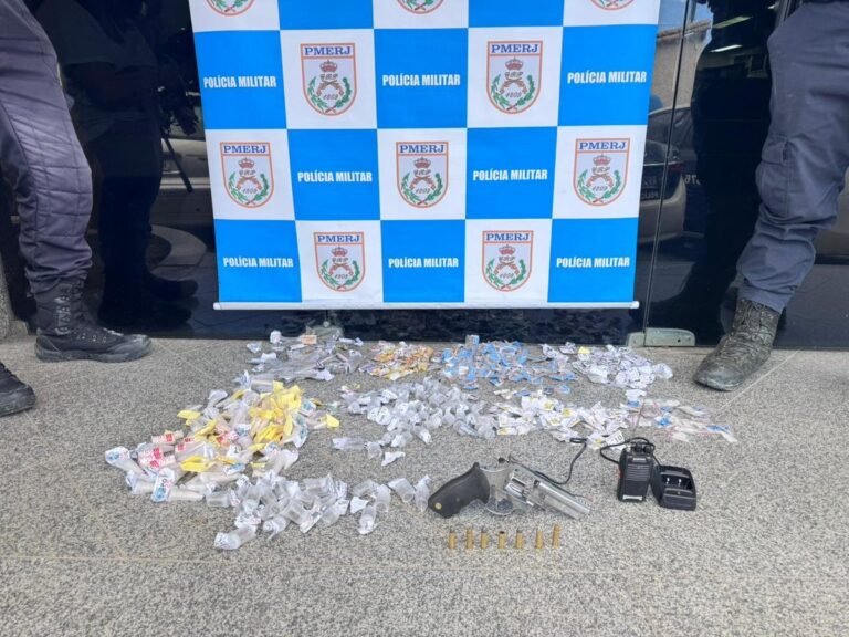 Policiais militares em operação em área urbana, com viatura ao fundo, representando ação policial em Maricá.