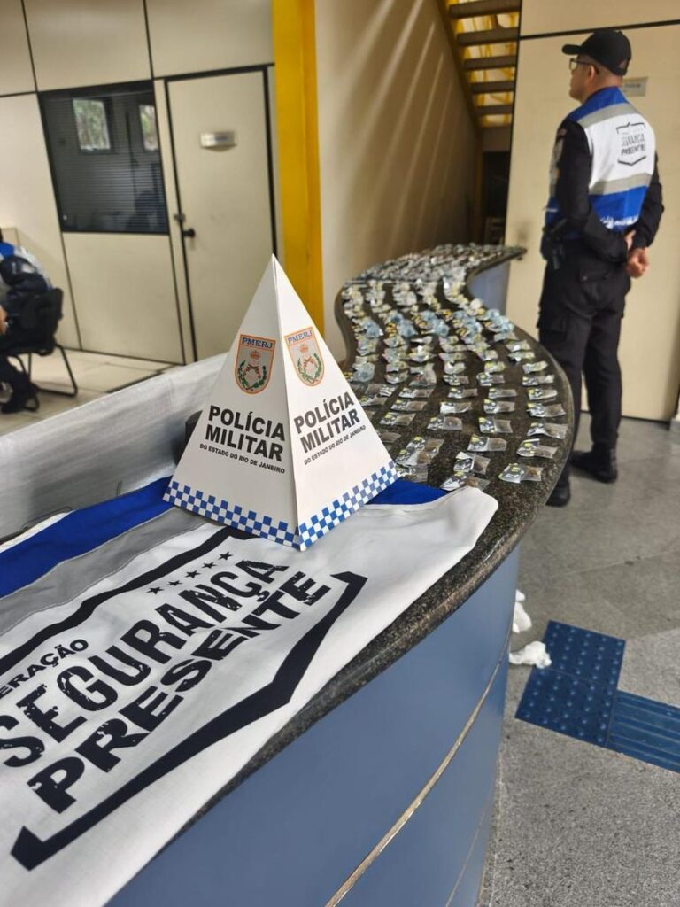Policiais da Operação Niterói Presente prendem criminoso e apreendem drogas em Piratininga, Niterói.